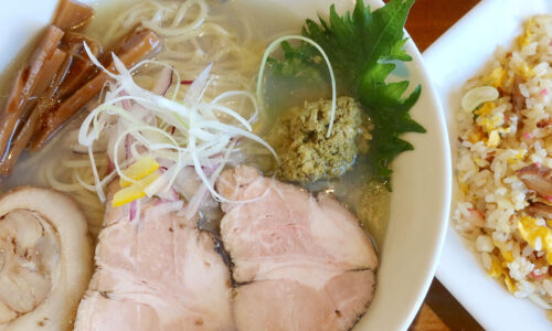 沖縄市「麺と飯 ソウハチヤ」で限定・貝出汁冷やしラーメン&半チャーハン