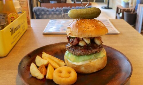ニンニクが主役のハンバーガー! 那覇「FLIP-FLOP」のガーリックベーコンバーガーがうまい!