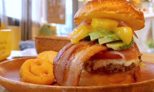 那覇「FLIP-FLOP」でマンゴー&アボカドが入ったトロピカルバーガー+ベーコン