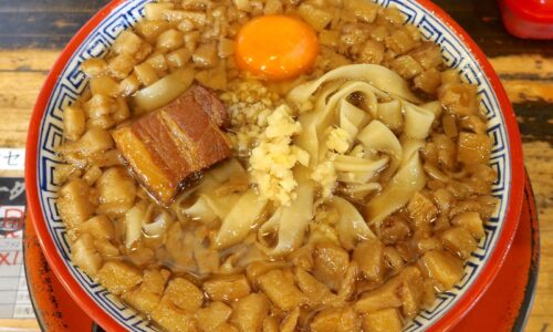 どこまでも背脂! 那覇「麺や偶 もとなり 本店」の限定・背徳黒醤油ラーメン