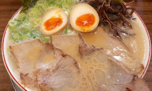 那覇・旭橋「直ちゃんラーメン」の全部入りラーメンをカスタマイズして長浜ラーメンを思い出す