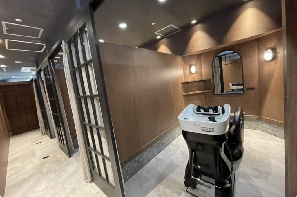 メンズサロン LUXBE PREMIUM(ラックスビープレミアム)大阪駅前第3ビル店の内観