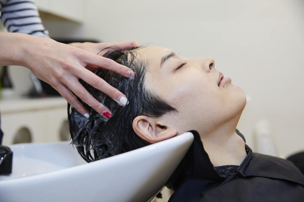ヘッドスパを受けている男性