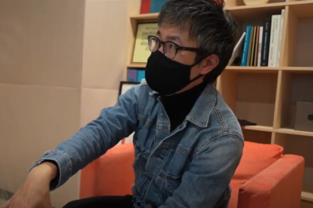 PLOTTER Director Takayuki Saito waving his hand.