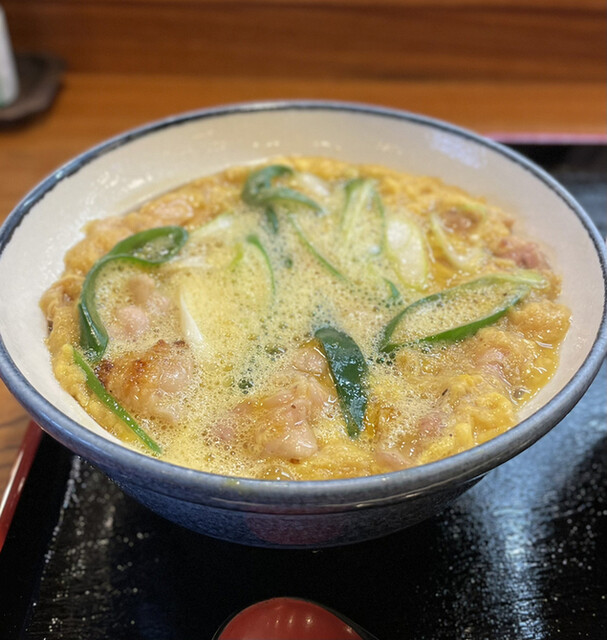 人気インスタグラマーが教える最高の一皿は、泡をまとった唯一無二の絶品「親子丼」の画像