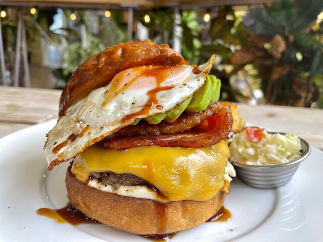 ベーコンとアボカドをトッピング