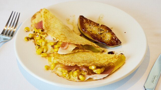 とうもろこしチーズ生ハムのクレープ フォワグラ添え