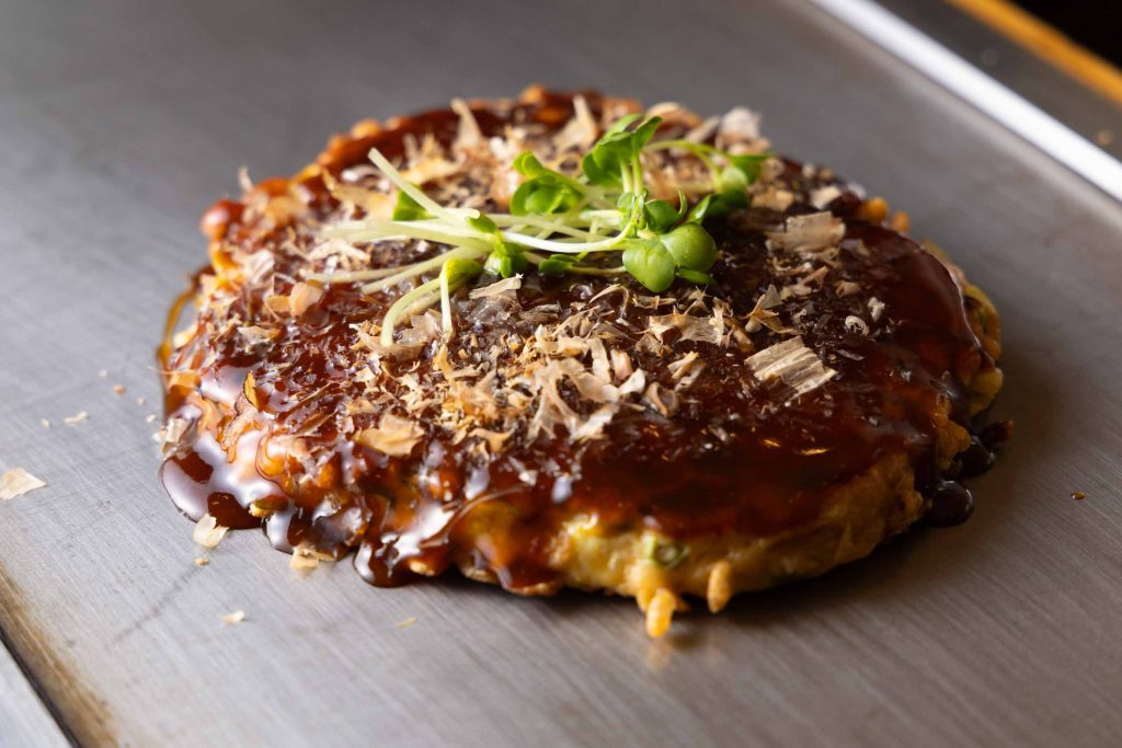 〈食べログ3.5以下のうまい店〉京都・先斗町で20年近く続く鉄板料理店。水を一切使わない、酒のアテに最高なお好み焼きとは?の画像