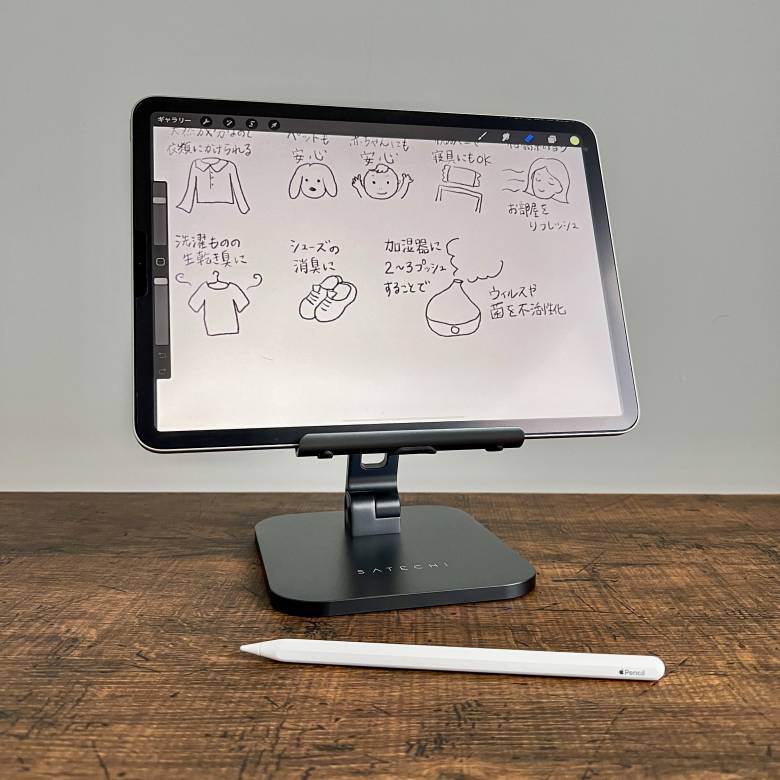 Satechi アルミニウム デスクトップ スタンドでイラストを描く