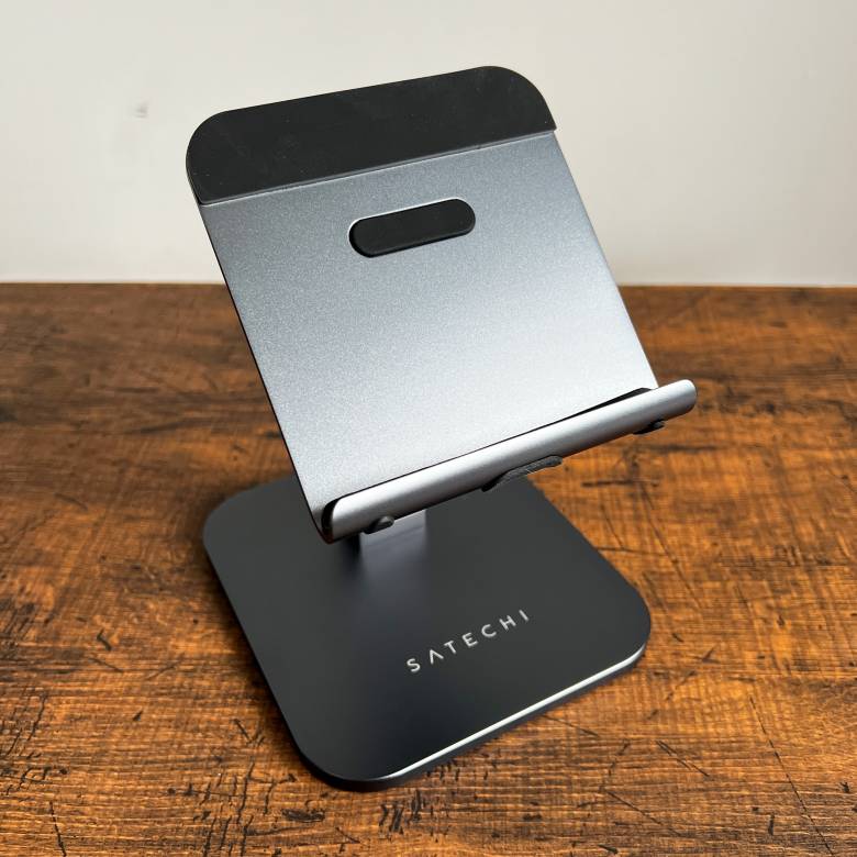 Satechi アルミニウム デスクトップ スタンドの材質はアルミニウム