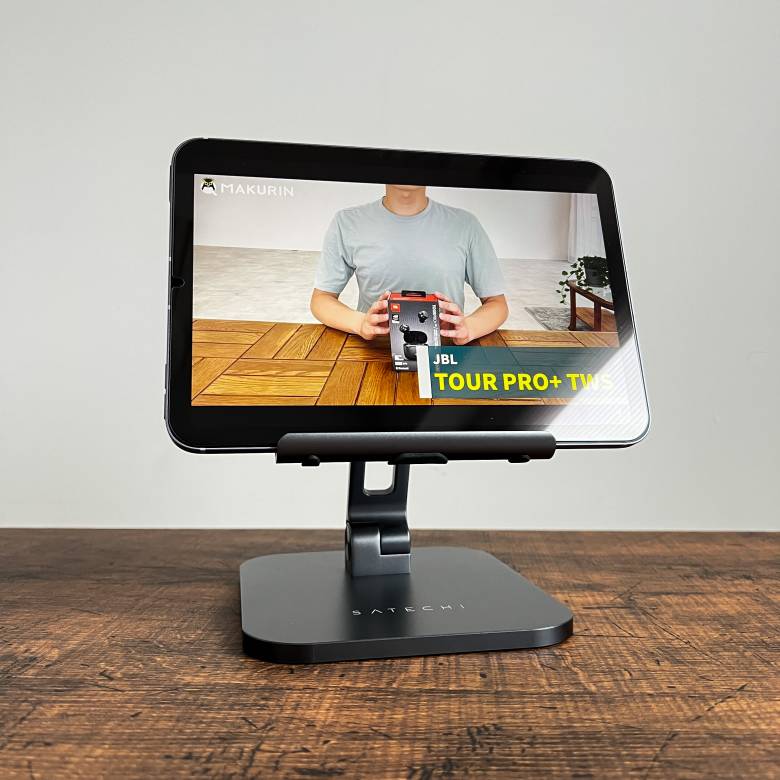 Satechi アルミニウム デスクトップ スタンドで動画視聴