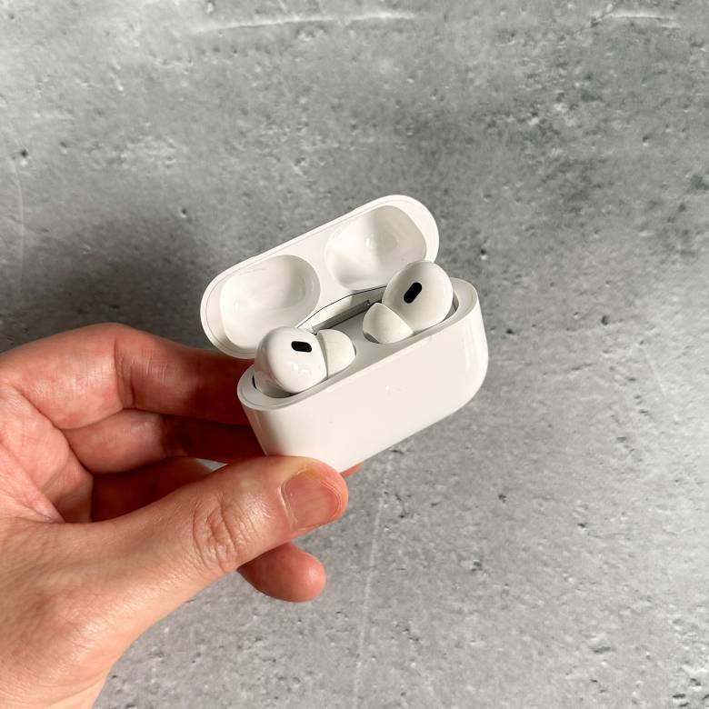 AirPods Pro(第2世代)のイヤホンがケースにおさまっている様子