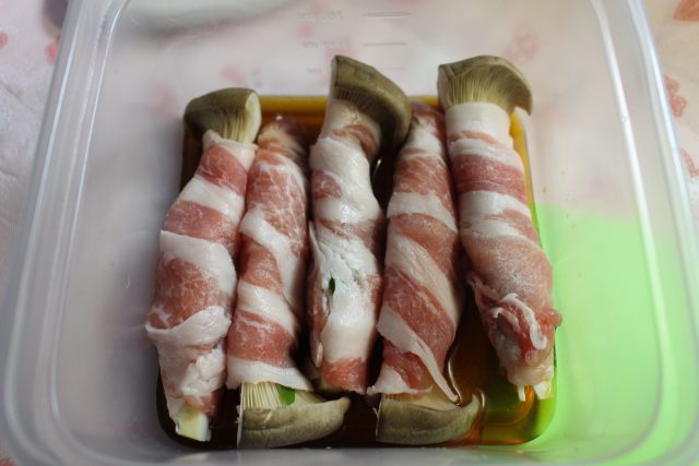 人気の簡単常備菜レシピ。エリンギの肉巻き 2 人気の簡単常備菜レシピ。エリンギの肉巻き IMG 3274 人気の簡単常備菜レシピ。エリンギの肉巻き