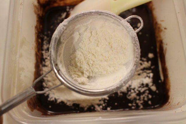 人気のしっとり濃厚ココアブラウニーの簡単レシピ。チョコなしで本格作り方。 11 人気のしっとり濃厚ココアブラウニーの簡単レシピ。チョコなしで本格作り方。 IMG 6151 人気のしっとり濃厚ココアブラウニーの簡単レシピ。チョコなしで本格作り方。