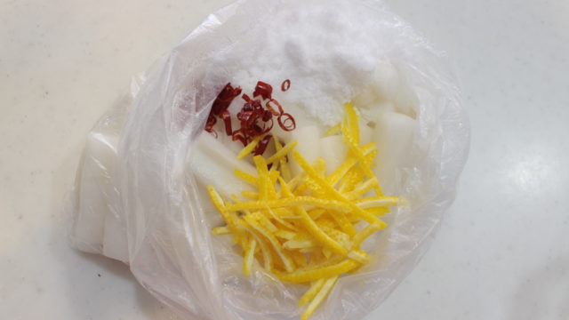 大根の大量消費におすすめレシピ。日持ちするぽりぽり柚子大根の甘酢漬けの簡単作り方。大根1/2本使い切り! 7 大根の大量消費におすすめレシピ。日持ちするぽりぽり柚子大根の甘酢漬けの簡単作り方。大根1/2本使い切り! IMG 4719 大根の大量消費におすすめレシピ。日持ちするぽりぽり柚子大根の甘酢漬けの簡単作り方。大根1/2本使い切り!