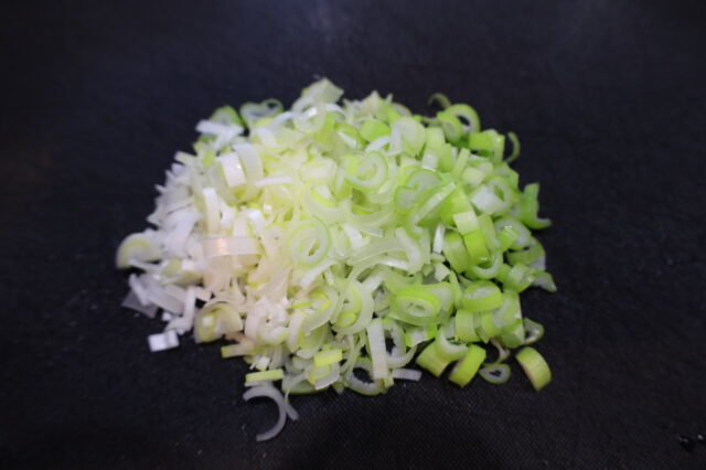 レンジでしっとりやわらか!ピリ辛よだれどりの簡単作り方。やみつき香味だれが絶品レシピ。 7 レンジでしっとりやわらか!ピリ辛よだれどりの簡単作り方。やみつき香味だれが絶品レシピ。 IMG 3612 レンジでしっとりやわらか!ピリ辛よだれどりの簡単作り方。やみつき香味だれが絶品レシピ。