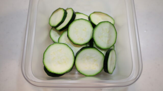 材料3つ!人気作り置きおかず。ズッキーニのめんつゆごま油漬け 4 材料3つ!人気作り置きおかず。ズッキーニのめんつゆごま油漬け IMG 6604 材料3つ!人気作り置きおかず。ズッキーニのめんつゆごま油漬け