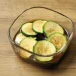 材料3つ!人気作り置きおかず。ズッキーニのめんつゆごま油漬け