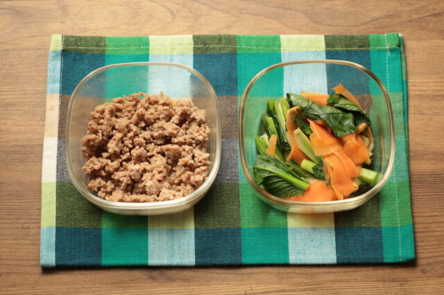 2つ同時にチンで5分で完成!簡単すぎ!塩だれそぼろと小松菜とにんじんのおひたし弁当。 1 2つ同時にチンで5分で完成!簡単すぎ!塩だれそぼろと小松菜とにんじんのおひたし弁当。 IMG 8145 2つ同時にチンで5分で完成!簡単すぎ!塩だれそぼろと小松菜とにんじんのおひたし弁当。