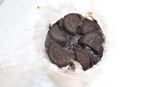 材料4つ!一番簡単な濃厚オレオブラウニーのレシピ。オーブンなしの作り方。 13 材料4つ!一番簡単な濃厚オレオブラウニーのレシピ。オーブンなしの作り方。 IMG 1728 材料4つ!一番簡単な濃厚オレオブラウニーのレシピ。オーブンなしの作り方。