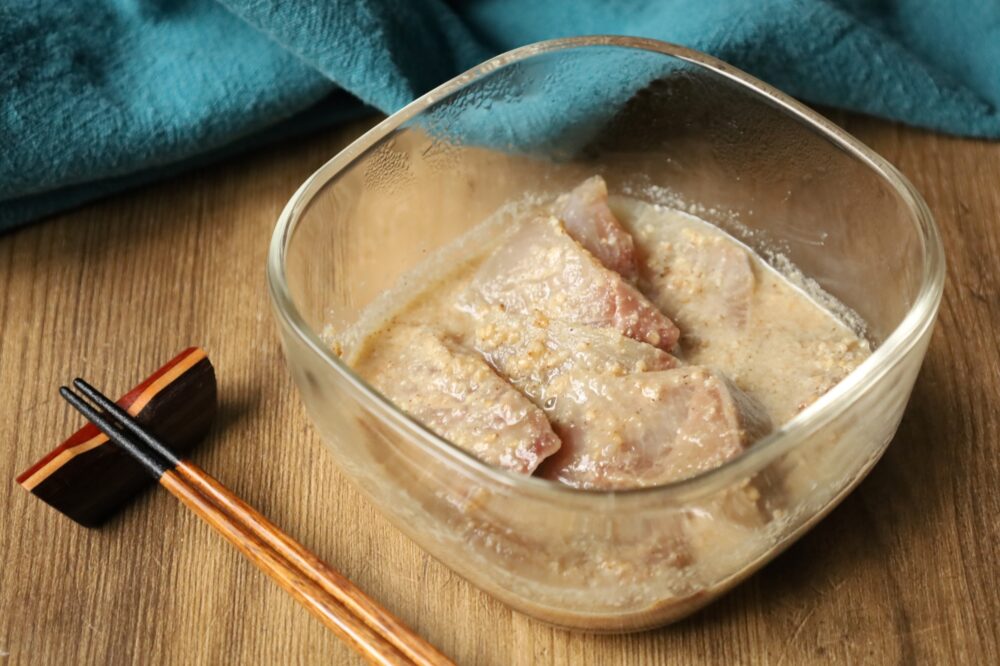 魔法のタレで絶品!ぶりのごま塩こうじ漬け丼の作り方 2 魔法のタレで絶品!ぶりのごま塩こうじ漬け丼の作り方 IMG 2635s 1 魔法のタレで絶品!ぶりのごま塩こうじ漬け丼の作り方