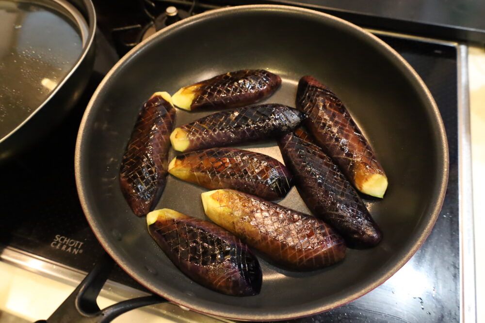 なすの大量消費に!人気のなすの揚げびたしの作り置きレシピ。めんつゆごま油で簡単!フライパンでまるでプロの味。 29 なすの大量消費に!人気のなすの揚げびたしの作り置きレシピ。めんつゆごま油で簡単!フライパンでまるでプロの味。 IMG 8650 1 なすの大量消費に!人気のなすの揚げびたしの作り置きレシピ。めんつゆごま油で簡単!フライパンでまるでプロの味。