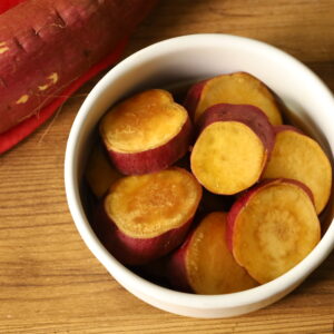 レンジで簡単さつまいもの甘煮。人気の日持ちするお弁当おかずのレシピ。輪切りで7分チン!