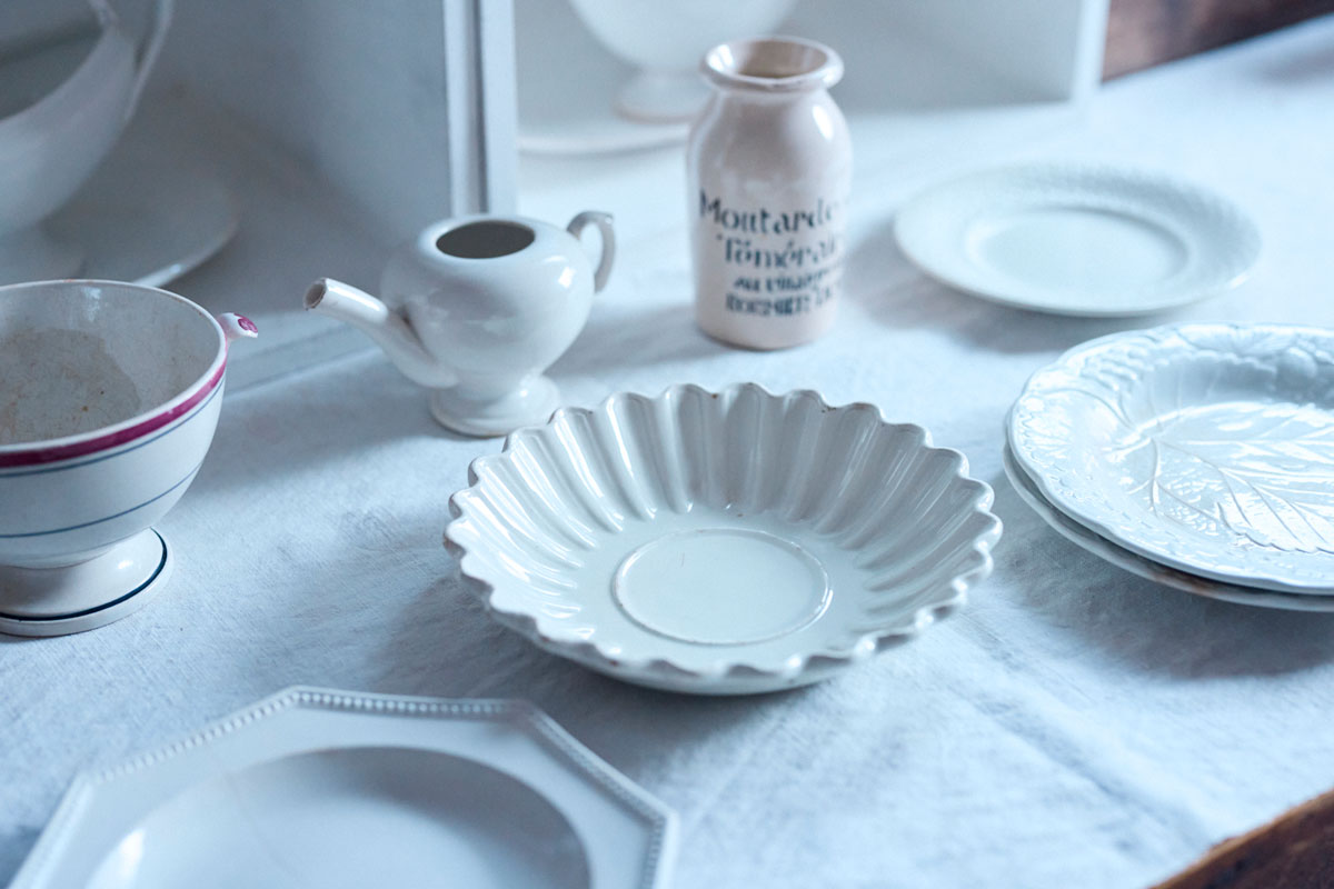 友栄堂で販売されている白い器