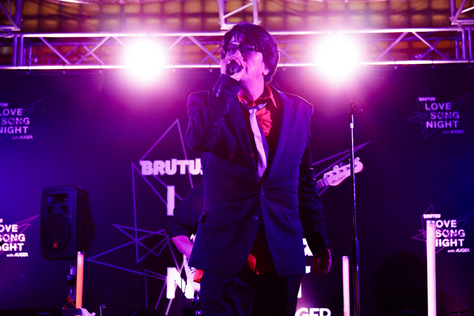 岡村靖幸さんが演奏している様子