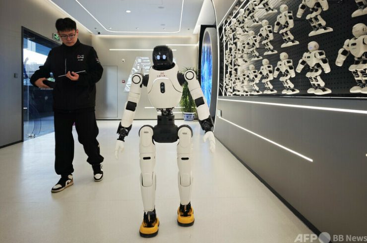 中国のAI関連施設で展示される人型ロボット=2025年12月4日撮影・資料写真(c)CNS:泱波