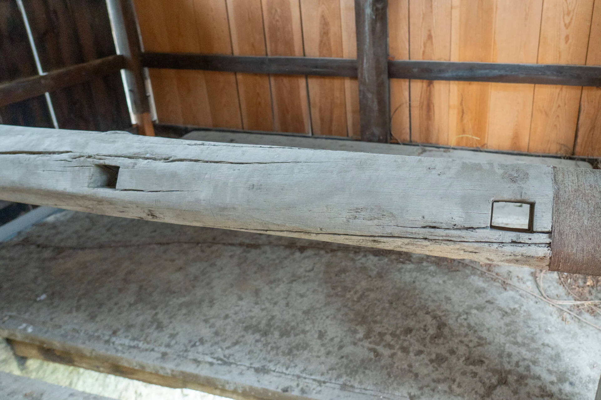 水門を開閉するための関板を上下させる装置