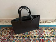 財布が一体化した本革トートバッグ。ちょうどいいサイズ感と上品さで日常使いにもぴったり