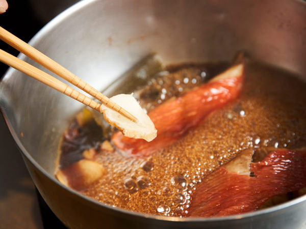 生姜を加えているイメージ