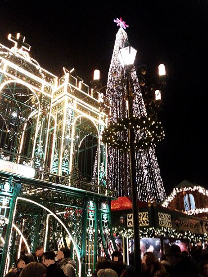 Hamburg - Historischer Weihnachtsmarkt - Rathausmarkt - Blick auf Lichterpyramide, Adventskranz und Portal, das Richtung Kleine Alster führt