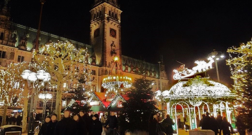 Hamburg - Historischer Weihnachtsmarkt - Rathausmarkt - Blick von der Mönckebergstraße auf Portal und Rathaus im Hintergrund