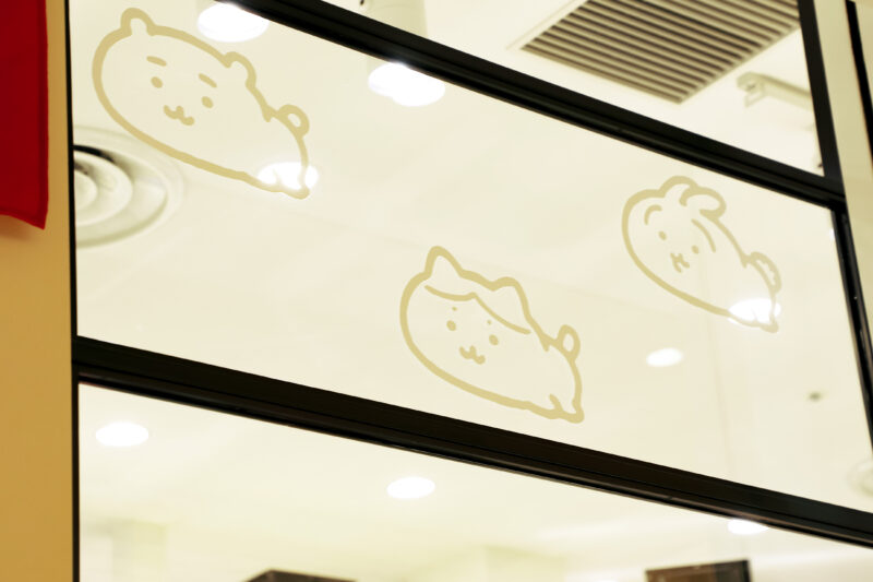 ガラスには手描き風デザインのゆるいちいかわたちが描かれていたり、見どころ満載。