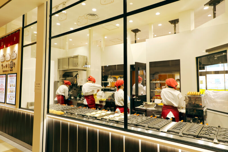 ガラス張りの厨房では職人の方たちが、ちいかわ焼きを焼きあげる様子を見ることができます。