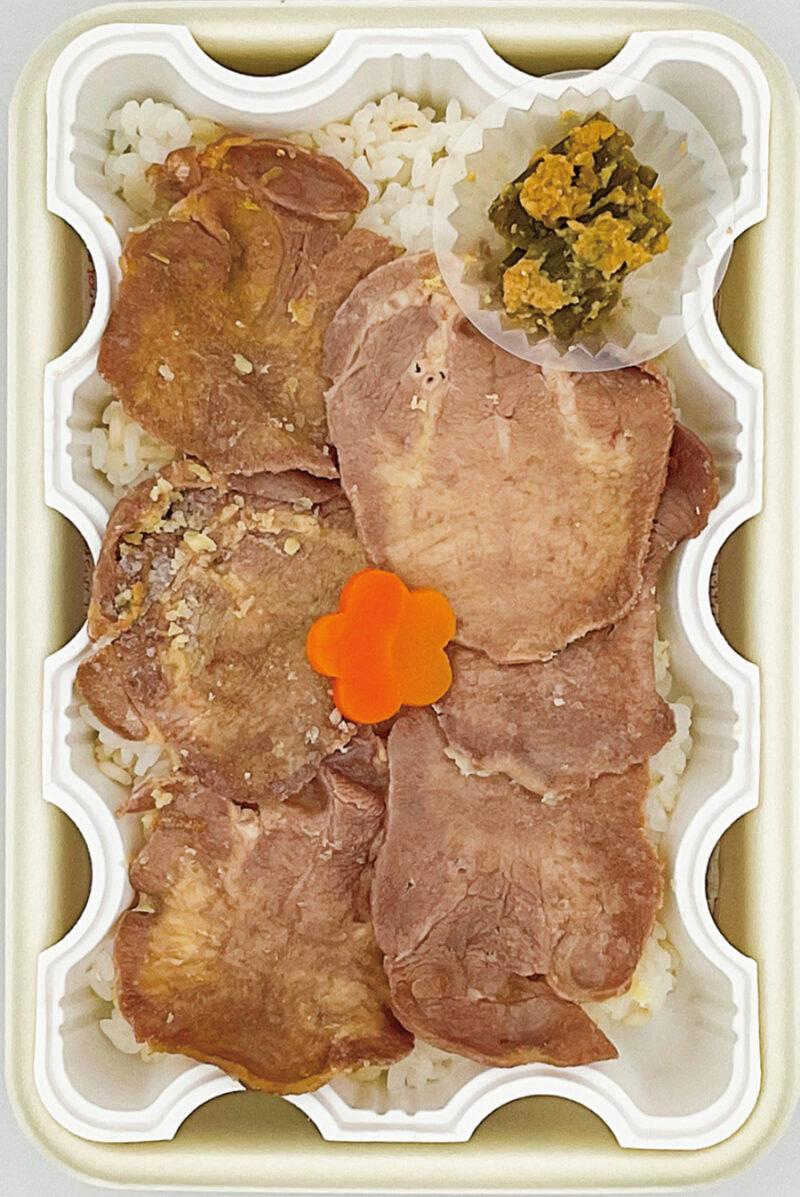 「炭火焼風 牛たん弁当」 加熱式弁当なので、一枚一枚丹念に焼き上げた仙台名物の牛タンが温かい状態で食べられる。伝承にならい丁寧に仕上げた「塩竈の藻塩」や「南蛮味噌漬」などで味変が楽しめるのも魅力