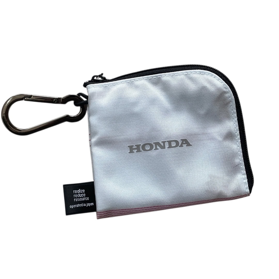 一枚に一箇所しかない個体番号のプリントがあるものや、エアバッグ特有のステッチがそのままデザインとして表現されている