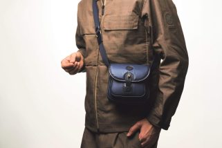 【米国2大巨頭が共演】留め具は「ゴールデンフリース」。ハンティングワールド×ブルックス ブラザーズのまるで“紺ブレ”なミニバッグ