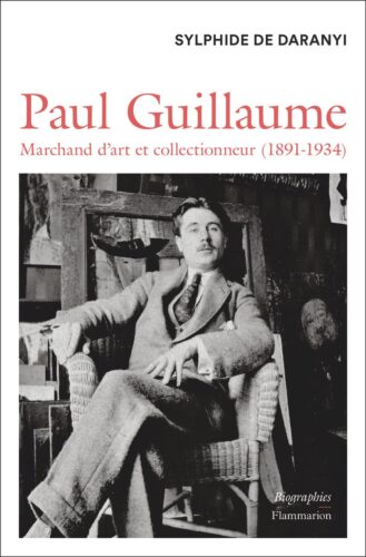 Cette image représente la couverture de la biographie de Paul Guillaume, par Sylphide de Daranyi. Elle est illustrée par une photographie en noir et blanc représentant Paul Guillaume, jeune, assis. Derrière lui se distinguent des tableaux.