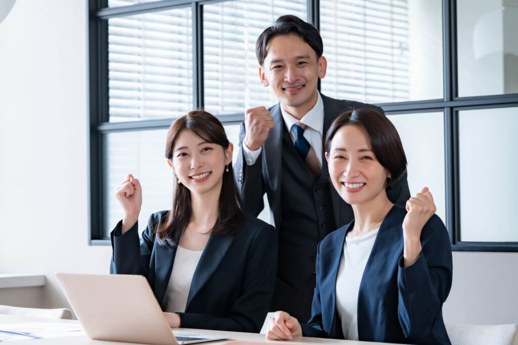 ミラレジのファクタリングで資金調達できて喜ぶ会社員