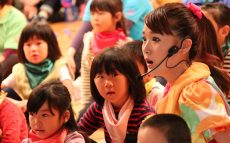 被災地の復興支援に力を注ぎ、 子供たちの心をケアする活動も始めた元タカラジェンヌ