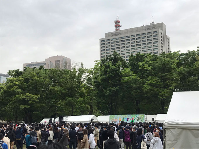 日向坂46 松田好花、サンドとアンガールズのイベント写真に観客として写り込む作戦実行「私を探してみてください」