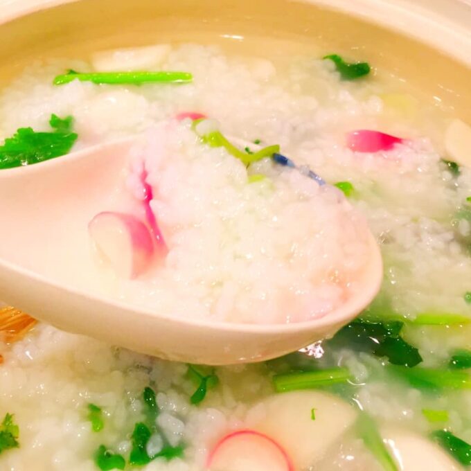 春の七草と米、水、塩を入れて30~40分炊くだけで七草粥が完成 写真提供:三浦はねっ娘会(岩崎ファーム)