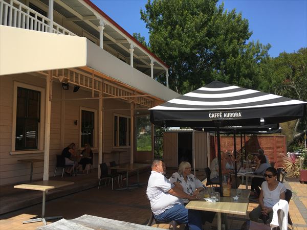 The Fallsは屋外が魅力的