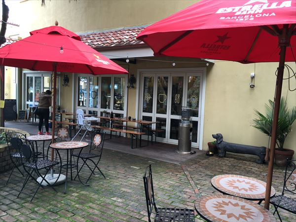 カフェの外の席