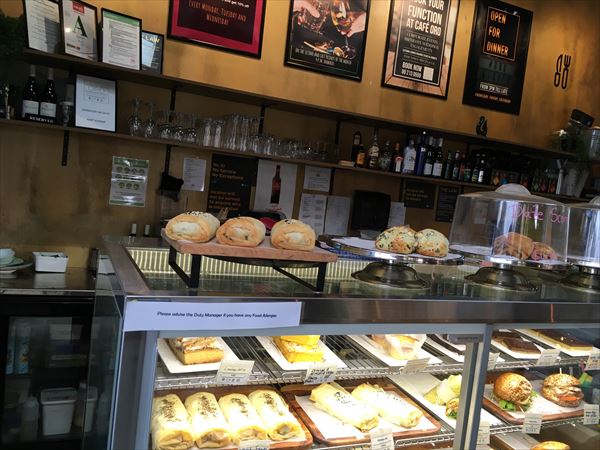 カフェのショーケースの商品