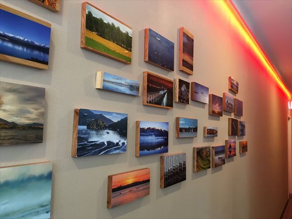 カフェの壁には沢山の写真