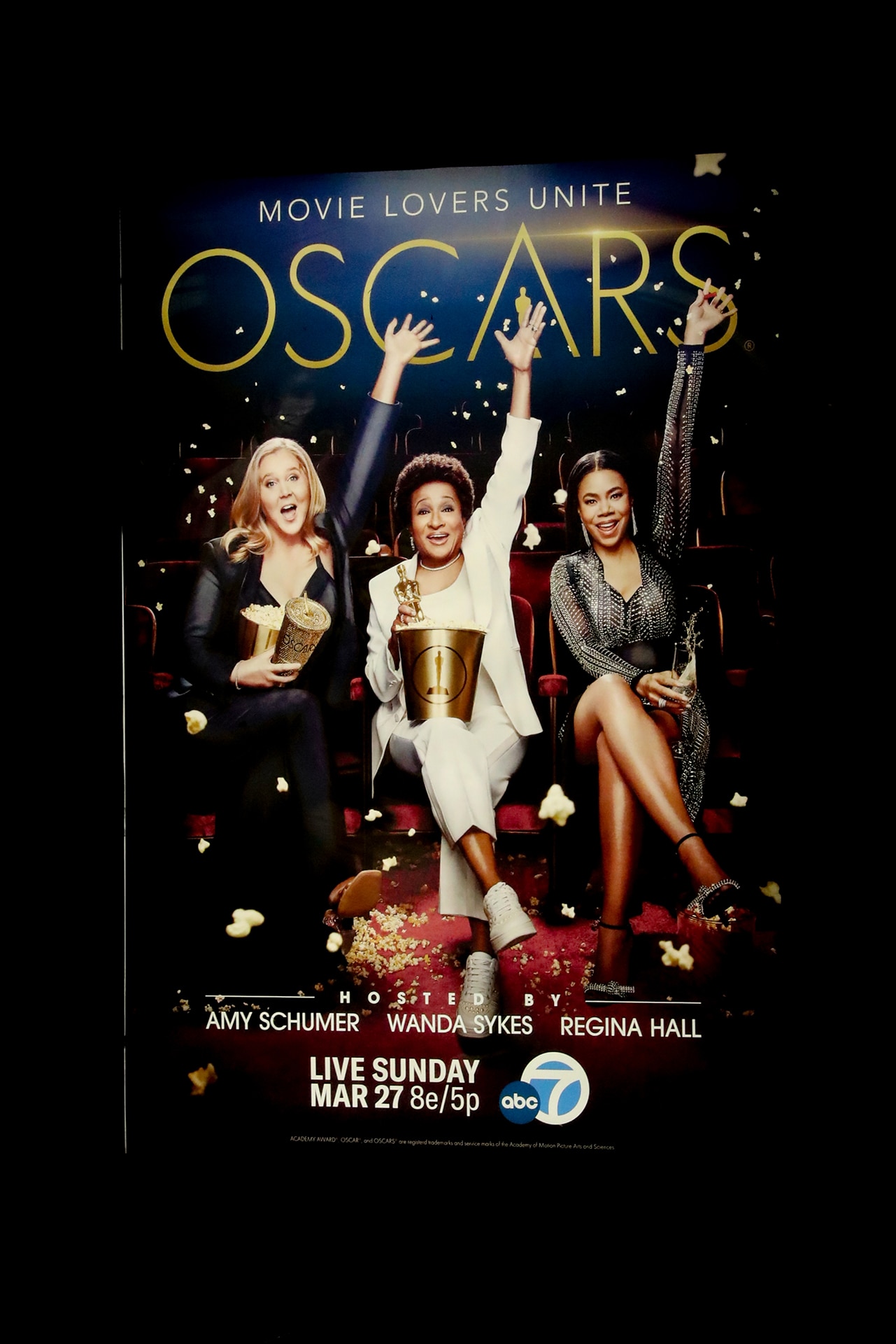 その年の司会者が協力するのが慣例となっているアカデミー賞授賞式のために制作された広告物。左からエイミー・シューマー、ワンダ・サイクス、レジーナ・ホール。(写真提供:Conor Duffy / Sipa USA / Newscom / ゼータ イメージ)